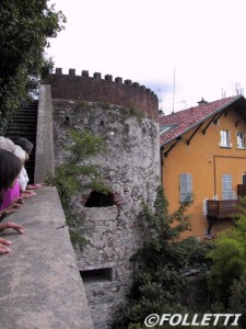 Il bastione e mura di Arona visibili da Villa Marini