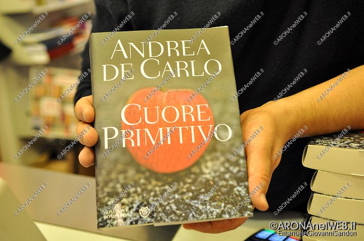 EGS2014_35232.jpg - lunedì 20 ottobre 2014 - ore 18.30, Libreria Feltrinelli Point Corso della Repubblica 106 AronaAndrea De Carlo ha presentato il suo ultimo libro Cuore primitivo (Bompiani)