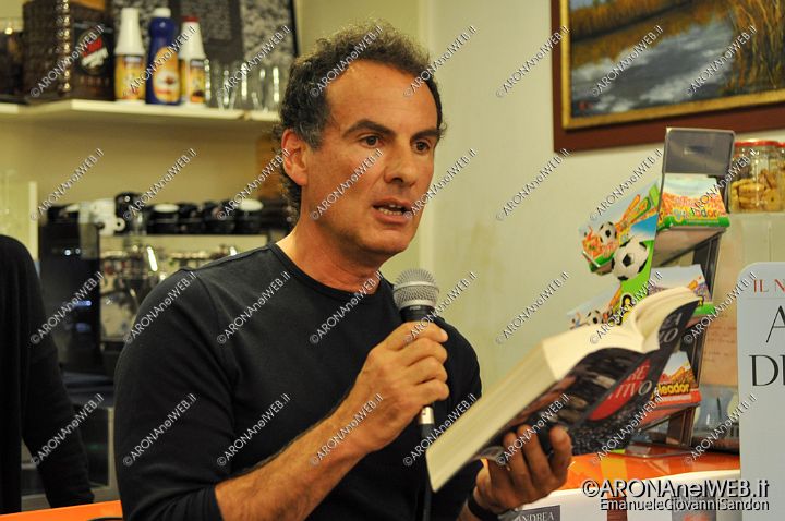 EGS2014_35245.jpg - lunedì 20 ottobre 2014 - ore 18.30, Libreria Feltrinelli Point Corso della Repubblica 106 AronaAndrea De Carlo ha presentato il suo ultimo libro Cuore primitivo (Bompiani)