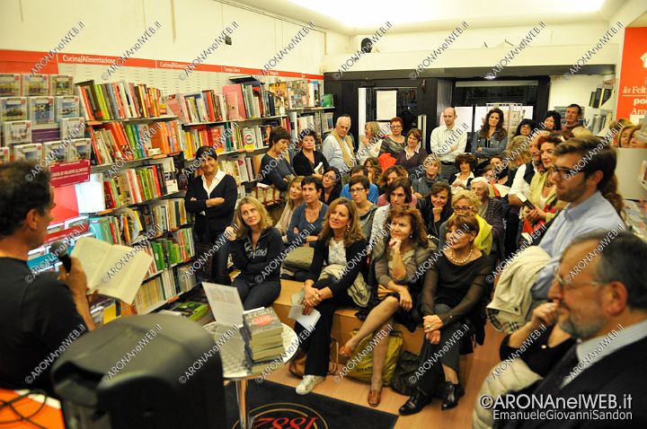 EGS2014_35252.jpg - lunedì 20 ottobre 2014 - ore 18.30, Libreria Feltrinelli Point Corso della Repubblica 106 AronaAndrea De Carlo ha presentato il suo ultimo libro Cuore primitivo (Bompiani)