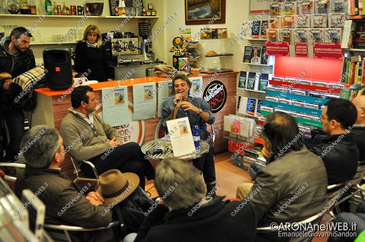 EGS2014_40657.jpg - sabato 6 dicembre 2014 - ore 18.00, Libreria Feltrinelli Point Corso della Repubblica 106 Arona Roberto Parodi ha presentato il "Manuale per motociclisti overland" (Mondadori)