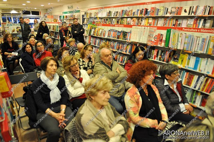 EGS2015_06559.jpg - mercoledì 25 marzo 2015 - ore 18.00, Libreria Feltrinelli Point Corso della Repubblica 106 Arona Stefano Zecchi ha presentato il suo ultimo libro "Rose bianche a fiume"