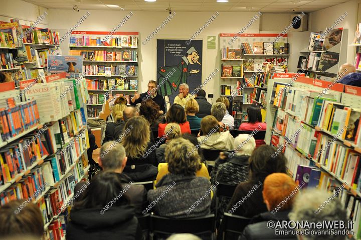 EGS2015_06645.jpg - venerdì 27 marzo 2015 - ore 18.00, Libreria Feltrinelli Point Corso della Repubblica 106 Arona Andrea Vitali ha presentato il suo ultimo libro "La ruga del cretino"