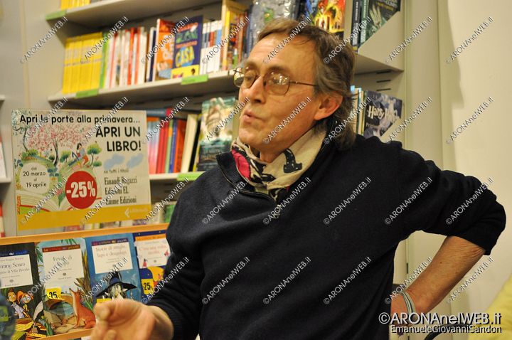 EGS2015_06650.jpg - venerdì 27 marzo 2015 - ore 18.00, Libreria Feltrinelli Point Corso della Repubblica 106 Arona Andrea Vitali ha presentato il suo ultimo libro "La ruga del cretino"