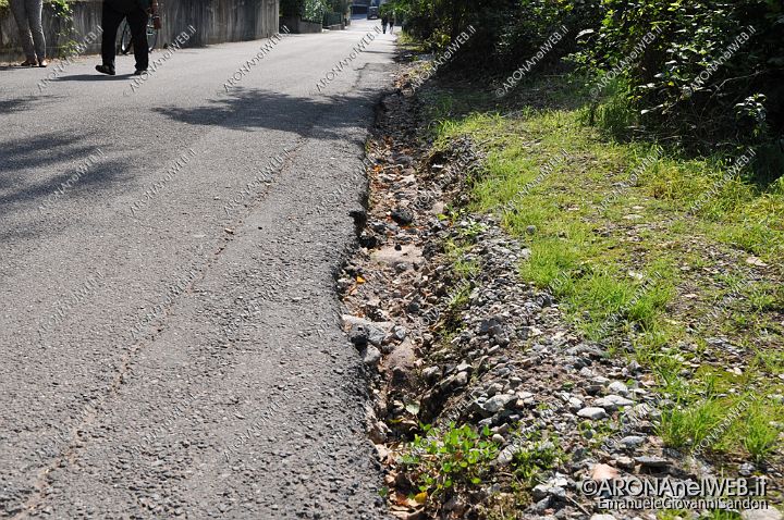 EGS2014_29157.jpg - 07/09/2014 - Via la Rocca, si è creato un fosso a ciglio strada nella via che porta alla rocca!