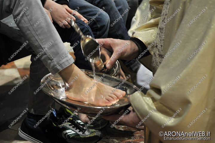 EGS2015_07239.jpg - 02.04.2015 21.00 - Messa in Coena Domini, lavanda dei piedi con i ragazzi che riceveranno la Prima Comunione
