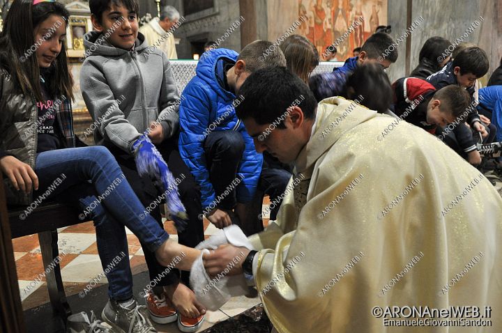 EGS2015_07251.jpg - 02.04.2015 21.00 - Messa in Coena Domini, lavanda dei piedi con i ragazzi che riceveranno la Prima Comunione