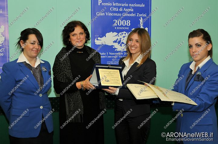 EGS2008_17236.jpg - Magda Omodei Zorini, sorella di Gian Vincenzo, premia la vincitrice della categoria Giovani, Lucia De Filippo, per il racconto "'O 'mpagliasègge"