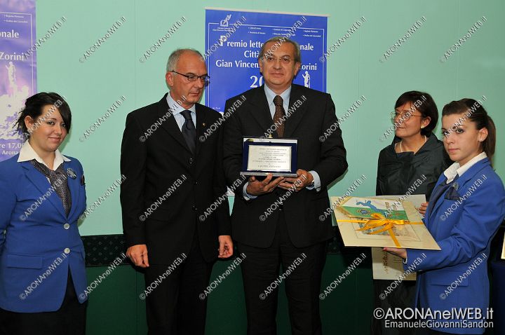EGS2008_17247.jpg - Walter Ferrari, vincitore della sezione speciale Lions, riceve il premio da Rino Orioli, presidente del Club Arona-Stresa
