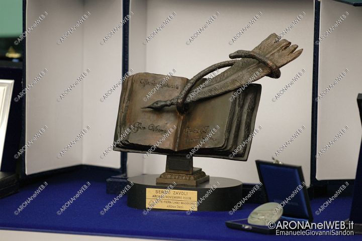 EGS2008_17472.jpg - Il trofeo in bronzo, offerto dall'Ente Fiera del Lago Maggiore