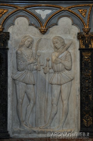 Chiesa dei Santi Martiri - rilievi marmorei dei martiri a destra dell'altare