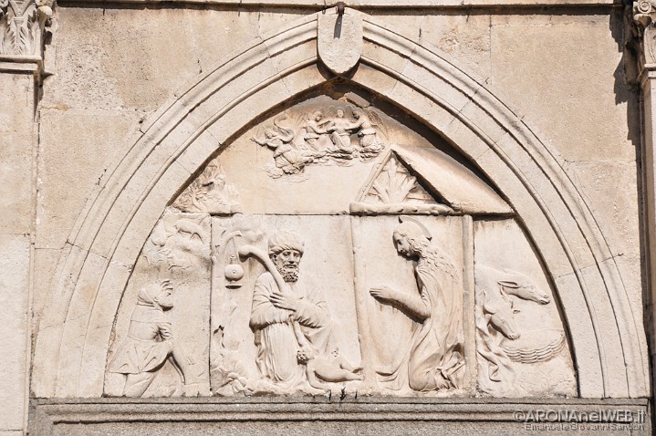 Chiesa di Santa Maria - bassorilievo raffigurante la natività sopra il portale d'ingresso