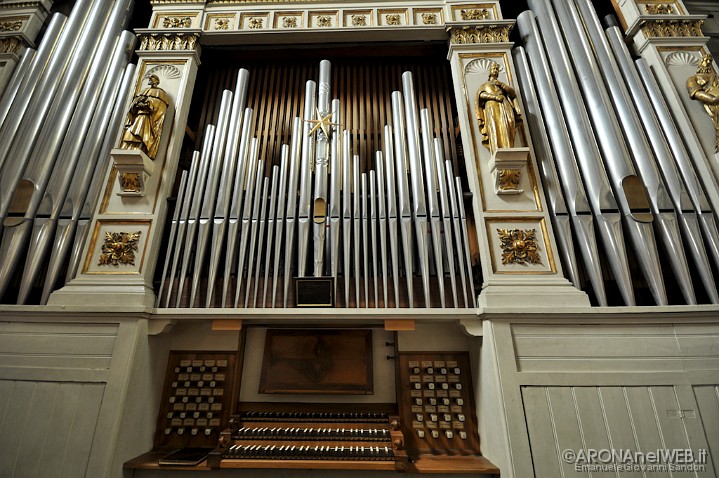 Chiesa di Santa Maria - organo, registri e tastiera