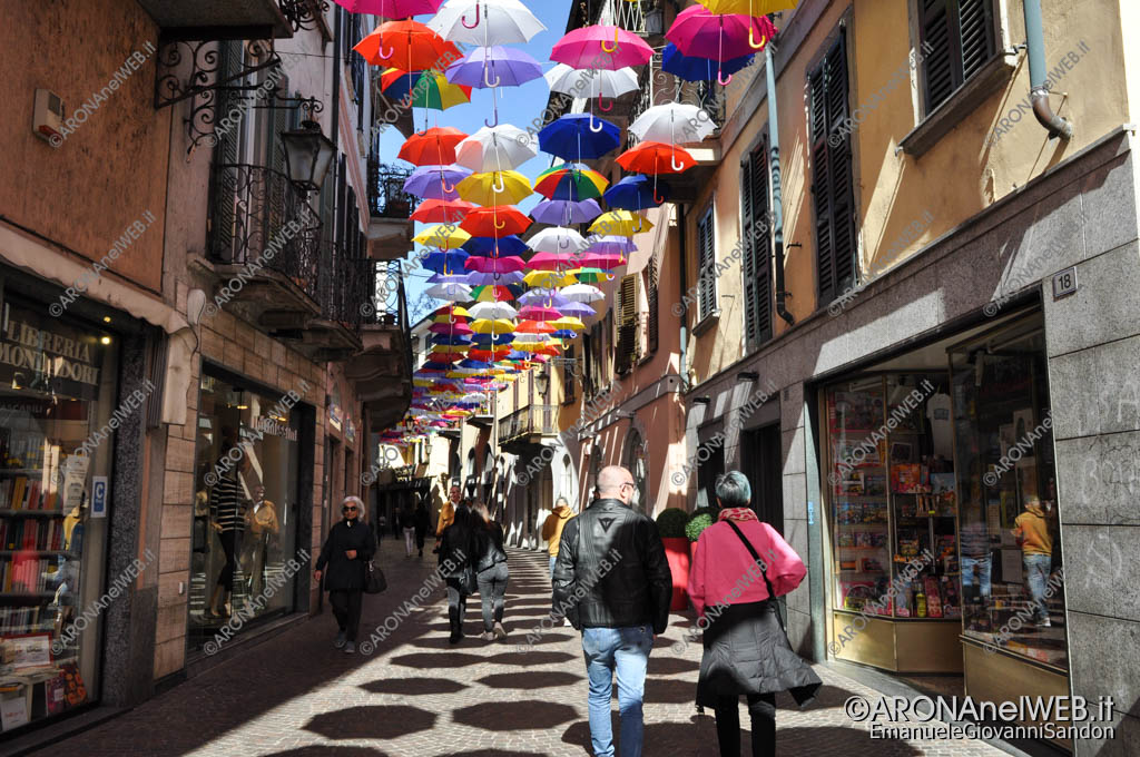 EGS2017_04882 | ombrelli sospesi in Corso Cavour ad Arona