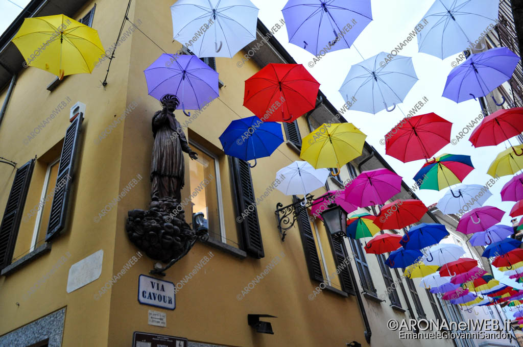 EGS2018_03455 | La statua del Sancarlino con gli ombrelli sospresi #undercoloursarona18