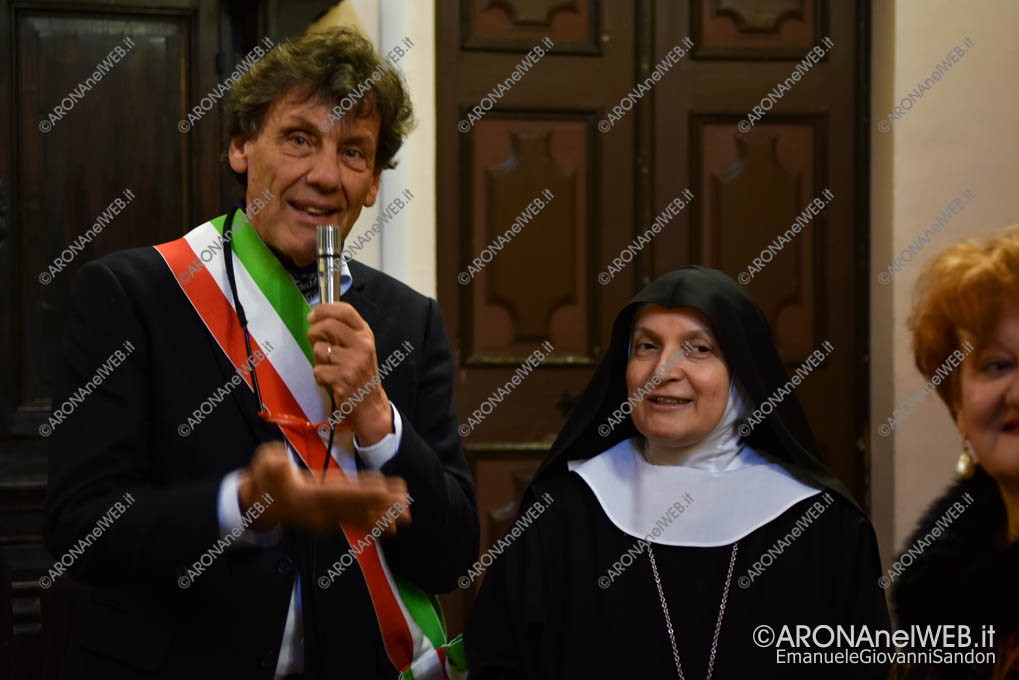 EGS2019_09648 | Il sindaco di Orta Giorgio Angeleri con Madre Maria Grazia Girolimetto, badessa del Monastero "Mater Ecclesiae"