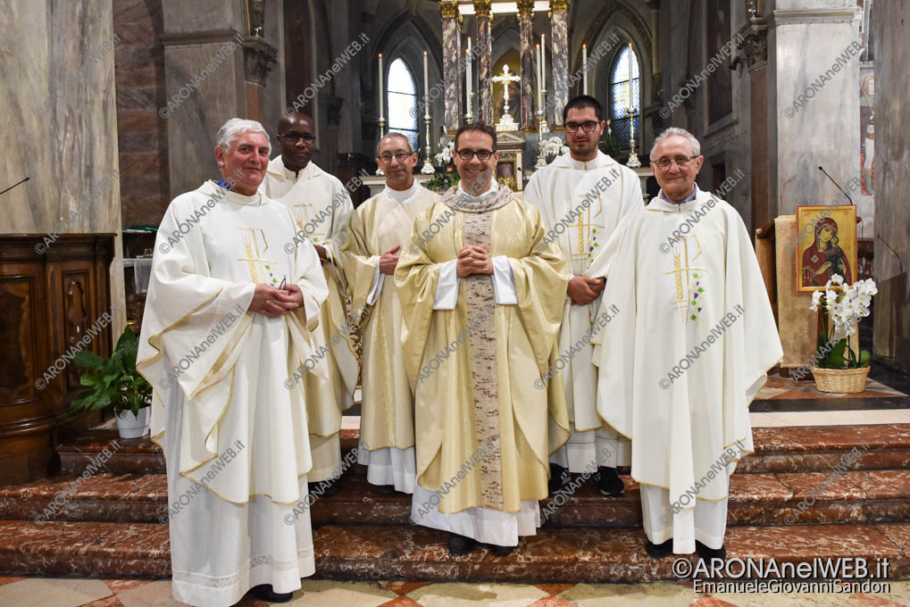 EGS2019_20736 | Don Diego Lauretta con i sacerdoti della comunità aronese