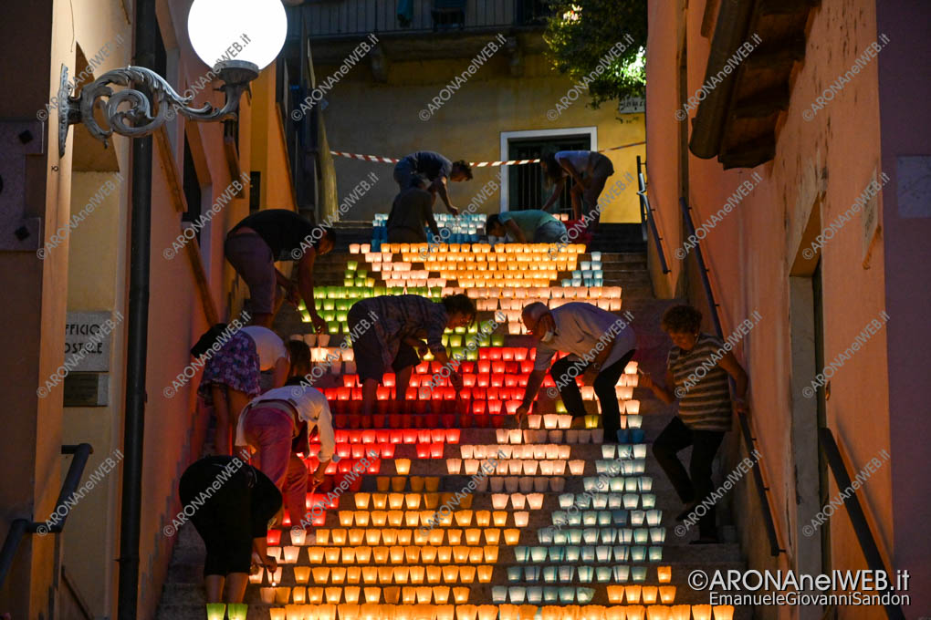 EGS2021_15554 | I volontari accendono i lumini sullo Scalone Cairoli