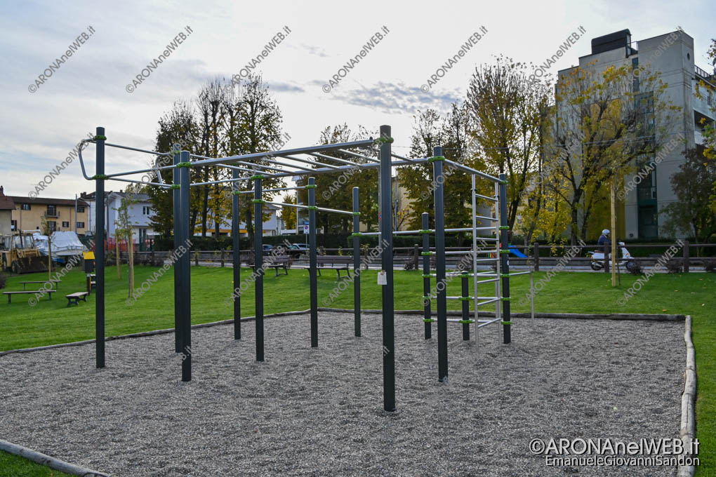 EGS2021_23887 | Parco Insieme, Via Monte Nero - Attrezzatura per "street workout" con area antitrauma in ghiaia