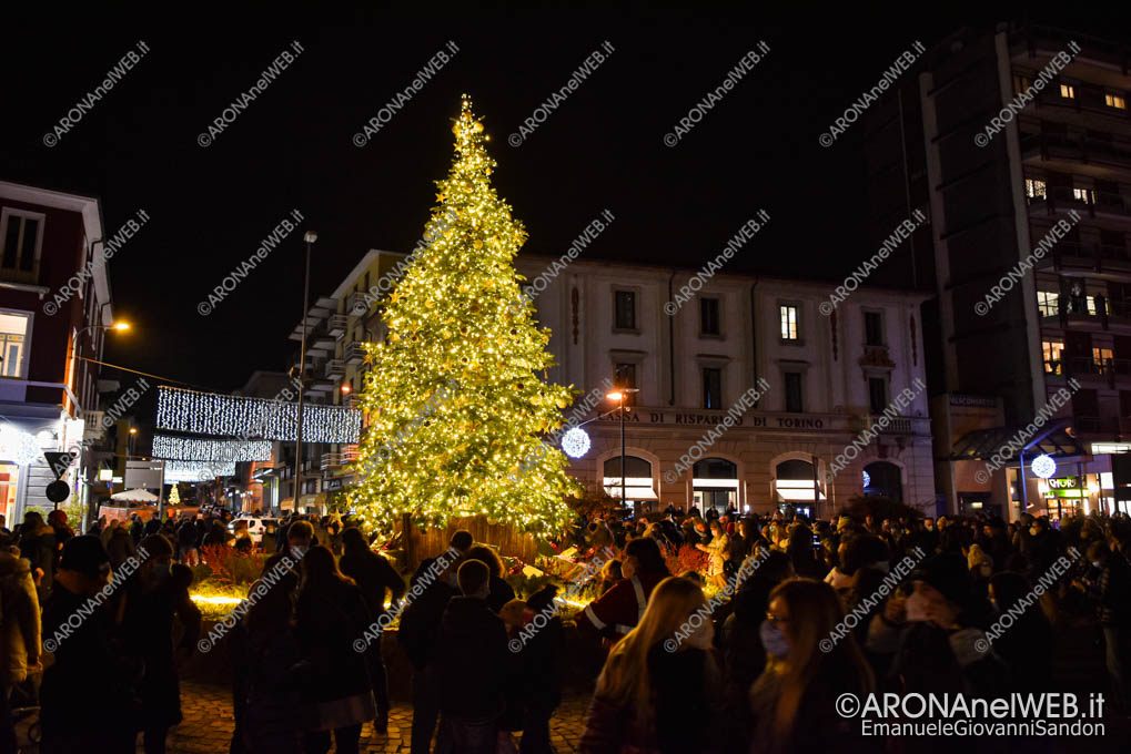 EGS2021_24904 | Acceso l'albero di Natale alla rotonda di Corso Repubblica