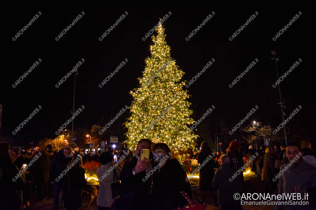 EGS2021_24911 | Acceso l'albero di Natale alla rotonda di Corso Repubblica