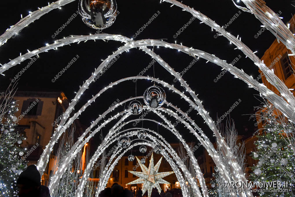 EGS2021_24972 | Le luminarie di Natale in Piazza del Popolo ad Arona