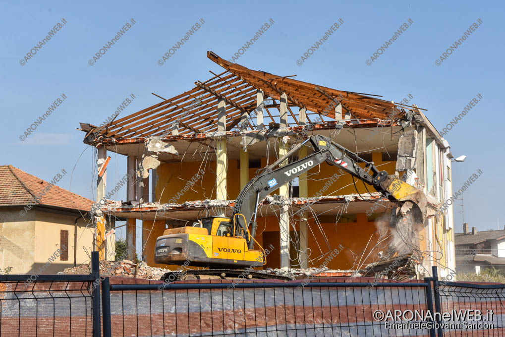 EGS2022_04085 | Demolito l'ex Itis di via Monte Cervino ad Arona