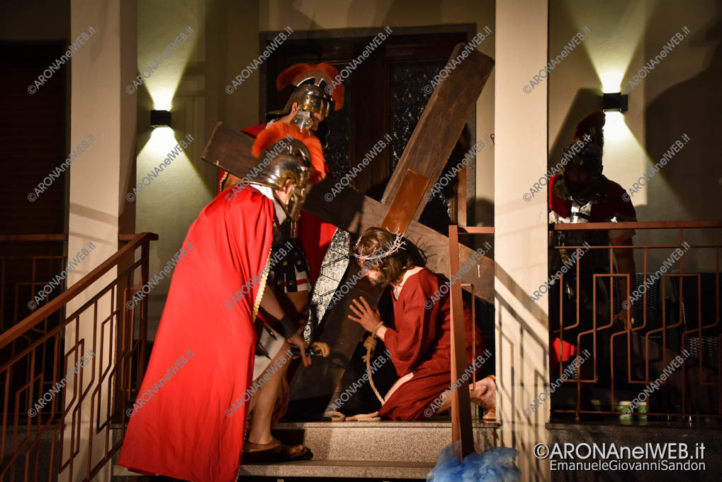 EGS2022_04224 | Via Crucis di Quarona, II stazione Gesù riceve sulle spalle la croce