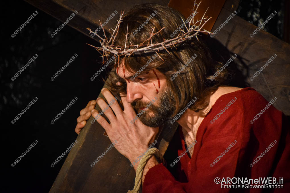 EGS2022_04229 | Via Crucis di Quarona, II stazione Gesù riceve sulle spalle la croce