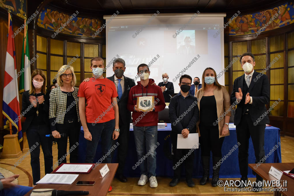 EGS2022_05568 | Una rappresentanza dei ragazzi del CAD ricevono il gagliardetto del comune dal sindaco Federico Monti