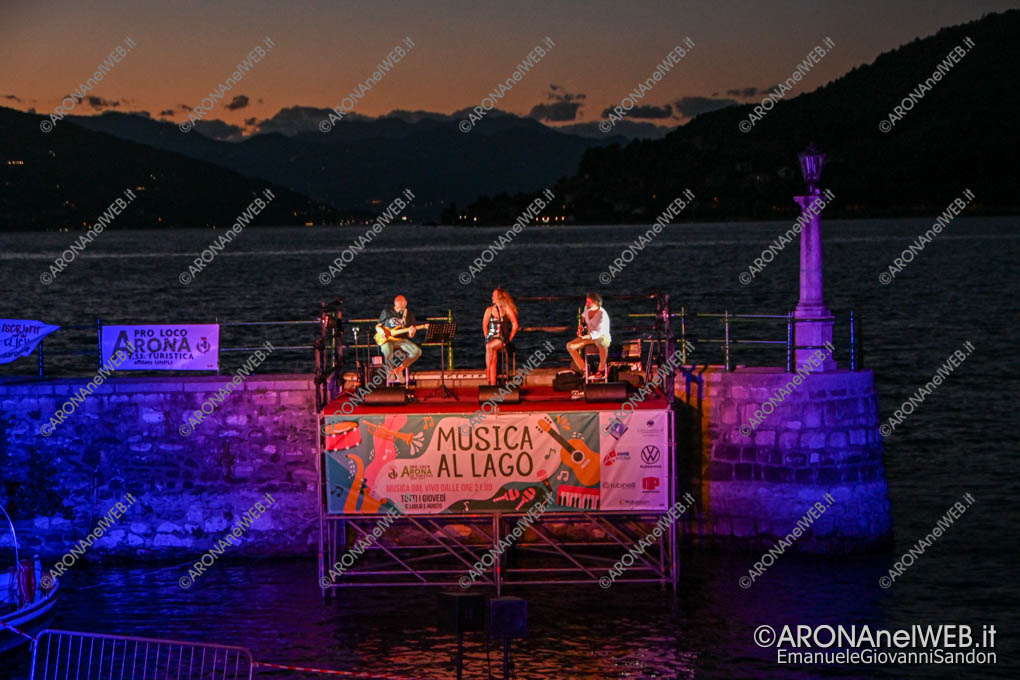 EGS2022_12629 | Musica al lago in piazza del Popolo ad Arona con Marta e Carlo