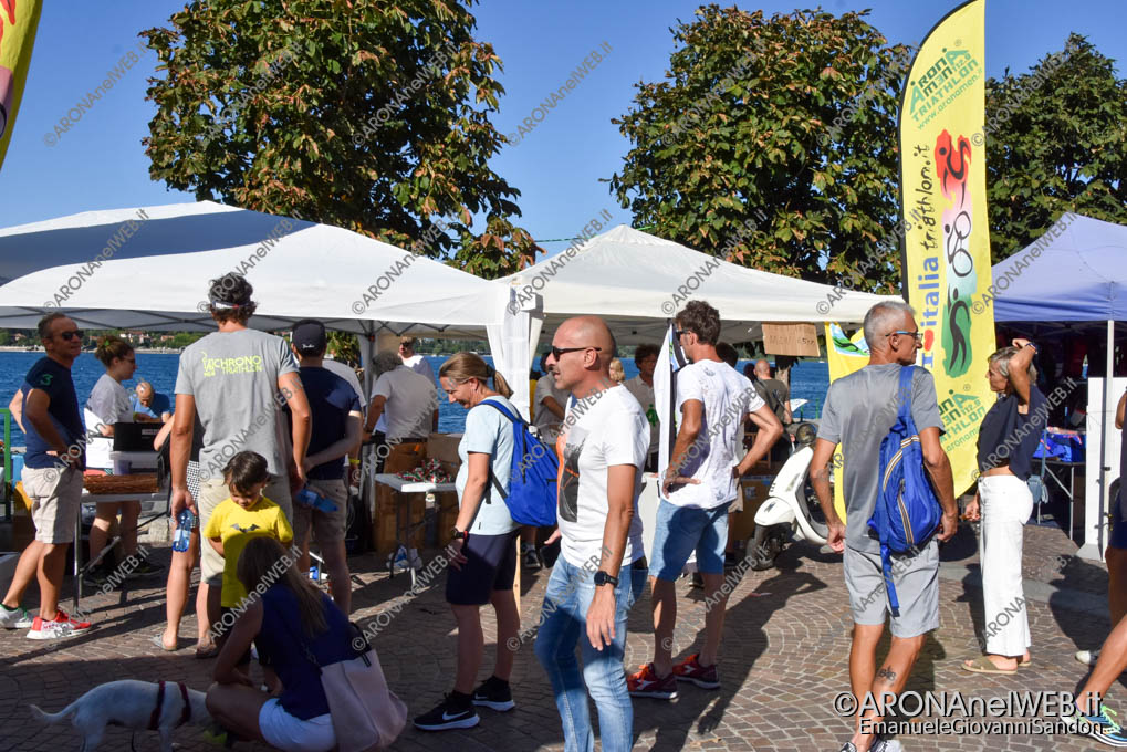 EGS2022_15589 | AronaMen Triathlon 2022, consegna pacchi gara in Piazza del Popolo