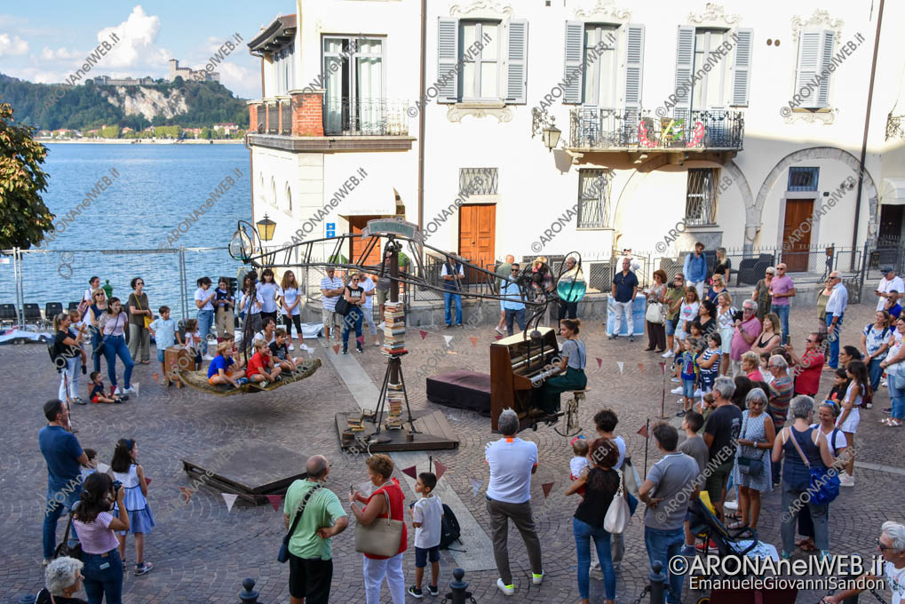 EGS2022_21550 | Arona Città Teatro sull'acqua 2022 - Teatro di strada con "La dinamica del controvento"
