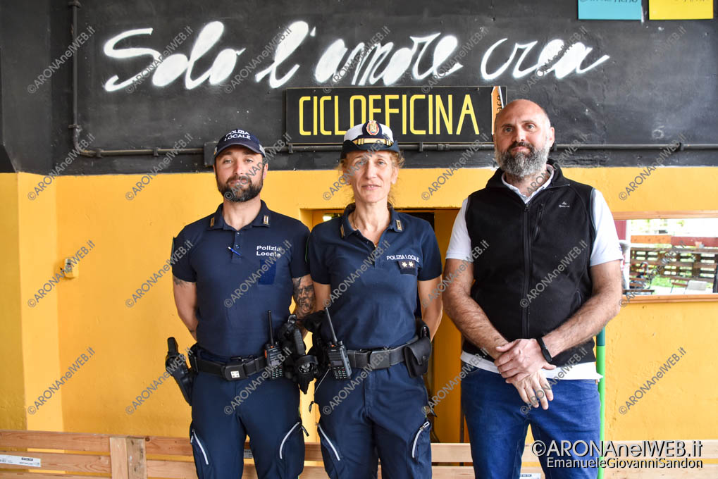EGS2023_11392 | L'agente Igor Bartolucci con il vice commissario Morena Pavanello e Domenico Battista coordinatore della Ciclofficina "No Race"