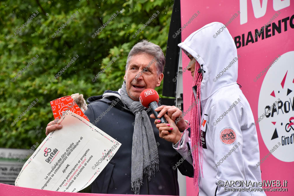 EGS2023_14146 | Passaggio 106° Giro d’Italia ad Arona, la carovana del giro e il riconoscimento al comune di Arona