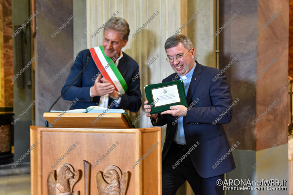 EGS2023_22034 | Don Paolo Bellussi riceve un riconoscimento dal sindaco di Arona, Federico Monti