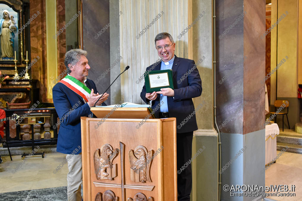EGS2023_22038 | Don Paolo Bellussi riceve un riconoscimento dal sindaco di Arona, Federico Monti