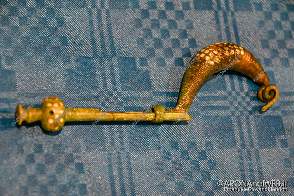 EGS2023_24664 | Fibula con decorazioni in corallo conservata al Museo Civico di Arona