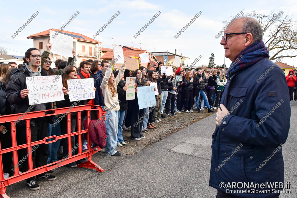 EGS2023_405534 | Giuseppe Valditara, Ministro dell'Istruzione e del Merito viene accolto con cartelli di protesta al Fermi di Arona