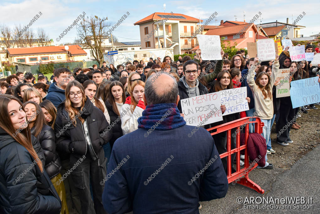 EGS2023_40564 | Giuseppe Valditara, Ministro dell'Istruzione e del Merito viene accolto con cartelli di protesta