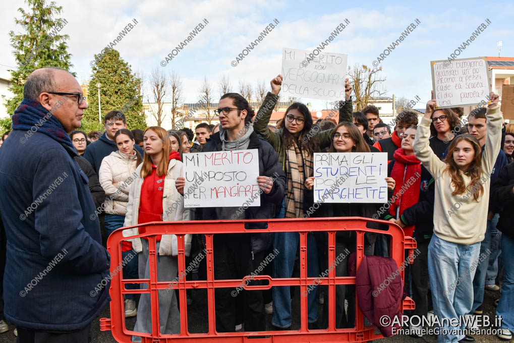 EGS2023_40576 | Giuseppe Valditara, Ministro dell'Istruzione e del Merito viene accolto con cartelli di protesta